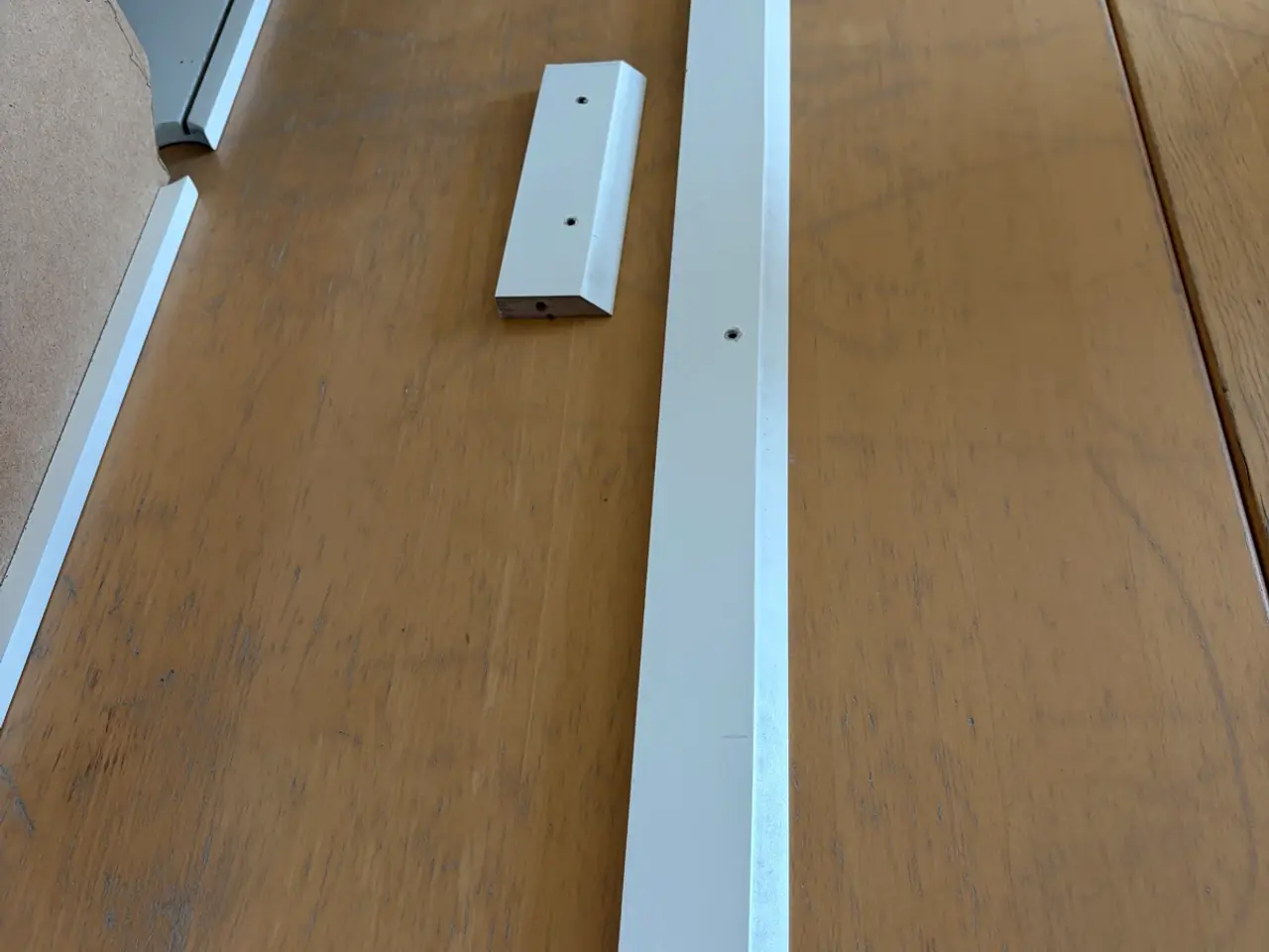 Billede 5 - Square hvid væghængt tv-møbel med sort stofklap.