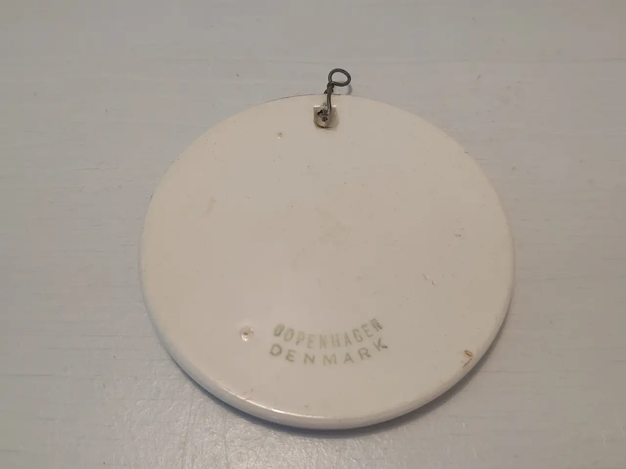 Billede 2 - Børnehjælpsdagen platte fra 1919. Diameter 9cm.