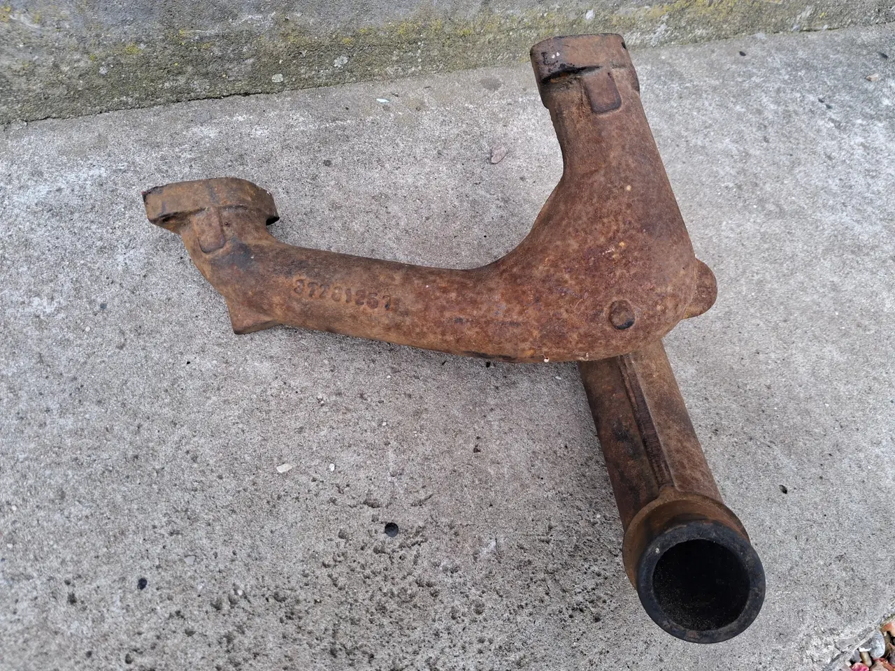 Billede 2 - Manifold til MF 35/135 diesel, som ny