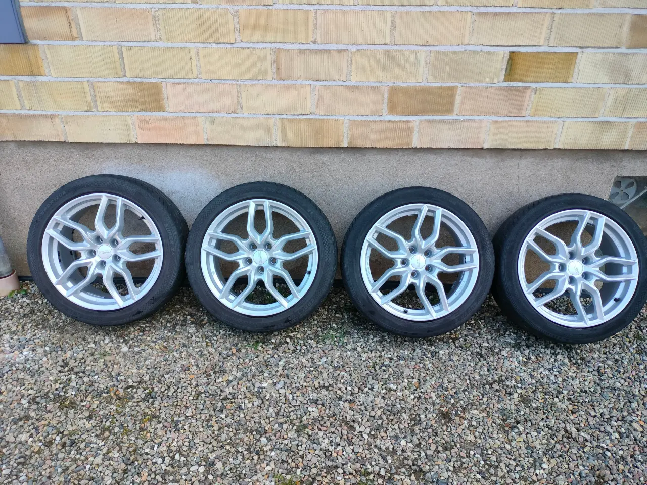Billede 4 - Sommerdæk 225/45 R18 V på alufælge