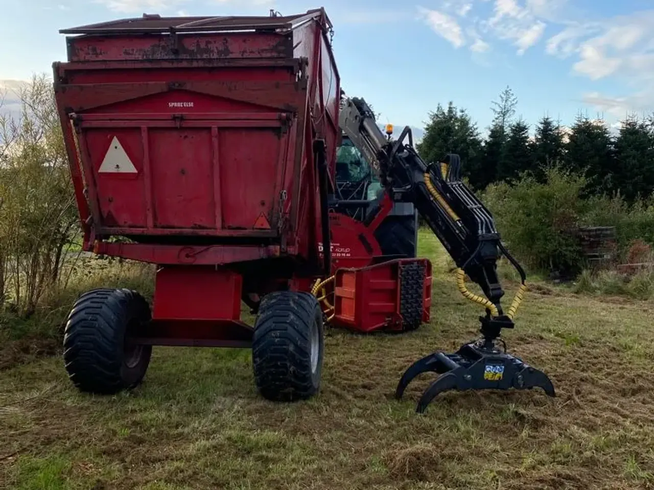 Billede 6 - Flishugning og gravearbejde udføres