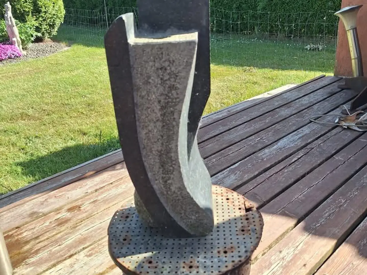 Billede 1 - Granitvandsten, stenfrø og ældre fodertrug
