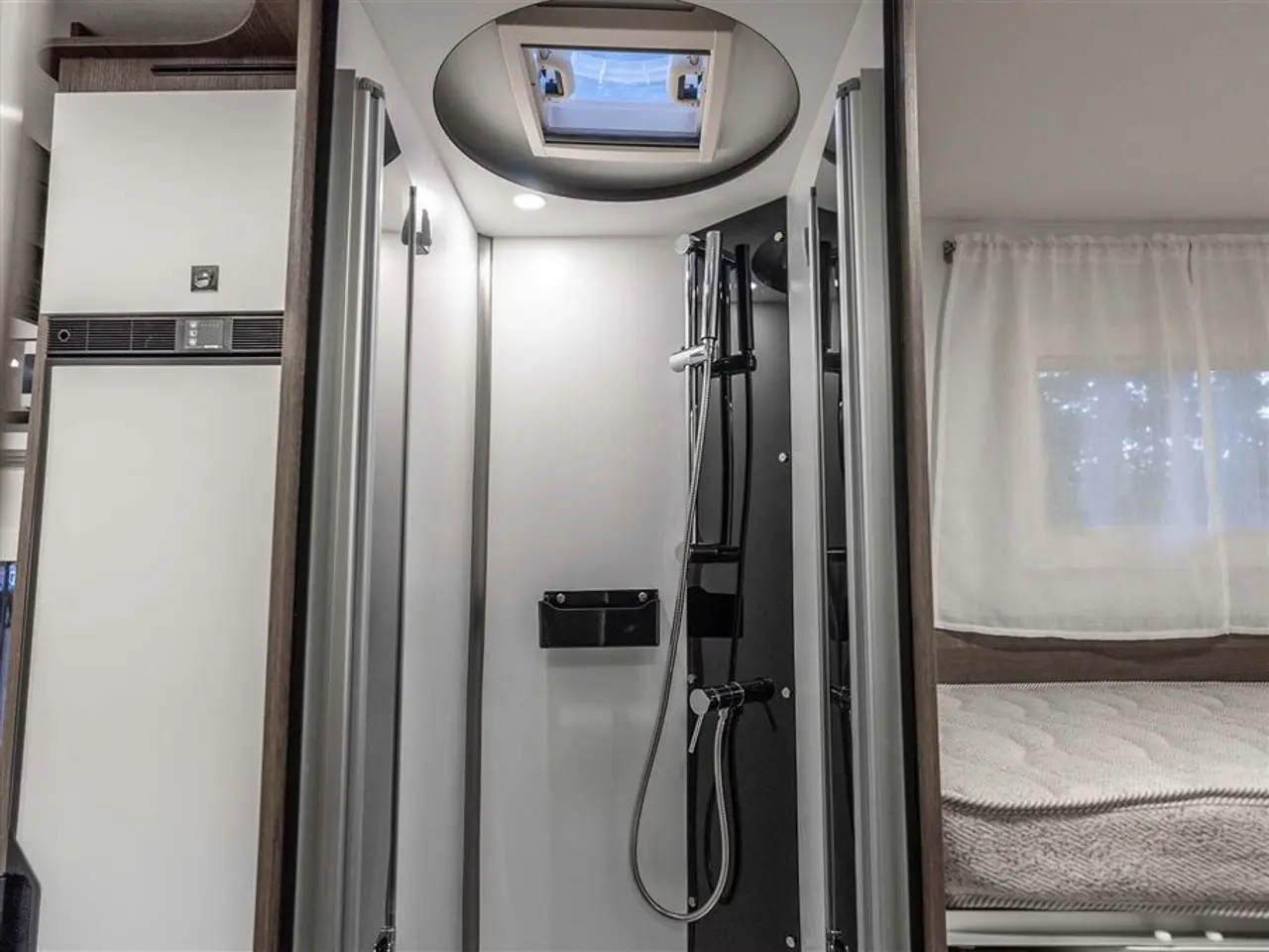 Billede 17 - 2027 - Benimar Sport 363 UP Automat gear - Dieselfyr - 12V kompressor køl - 200W solcelle