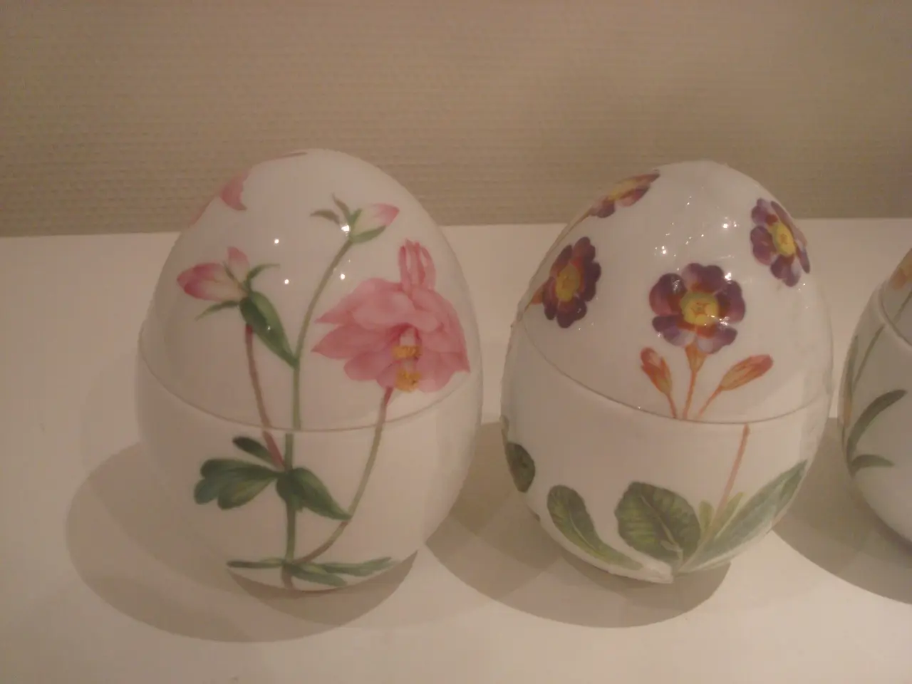 Billede 3 - PÅSKEÆG, Kgl bonbonnierer 13 cm høje, perfekte