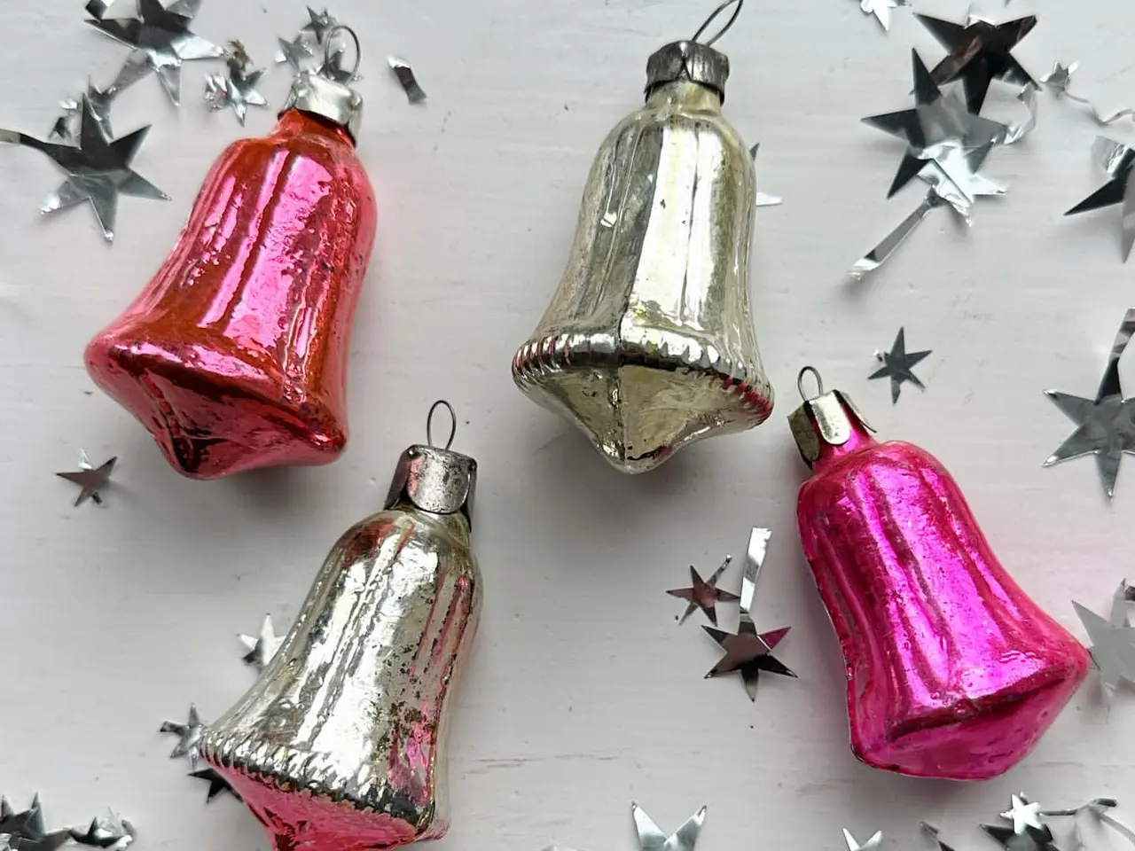 Billede 4 - Vintage julekugler, pink/sølv klokker, 4 stk samlet