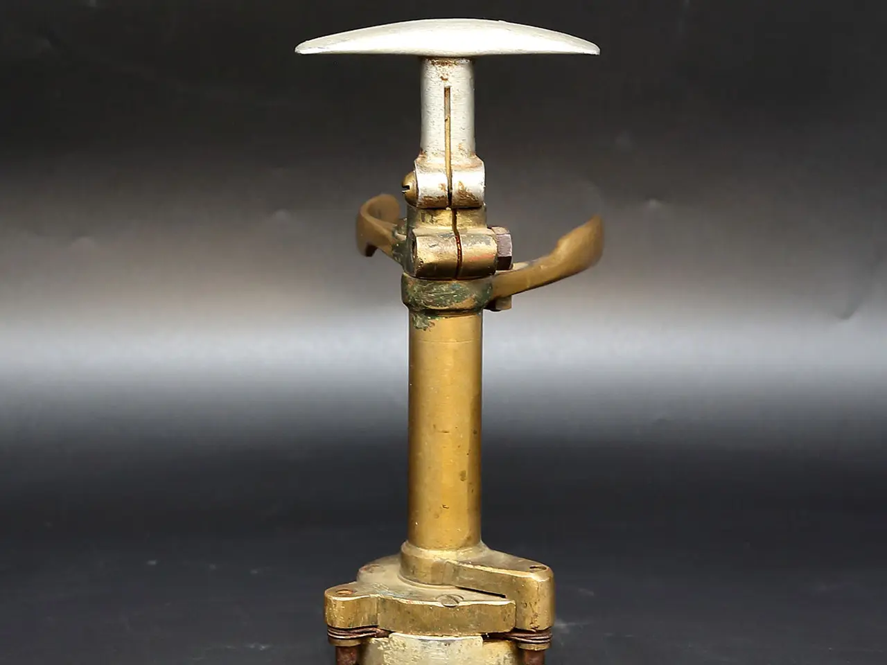 Billede 4 - Gammel flaskelukker i messing og stål med patina