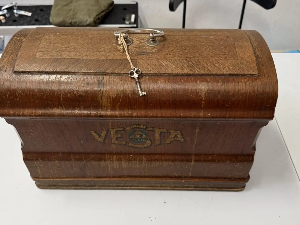 Billede 5 - Antik Vesta-B håndsymaskine i kuffert m. nøgle
