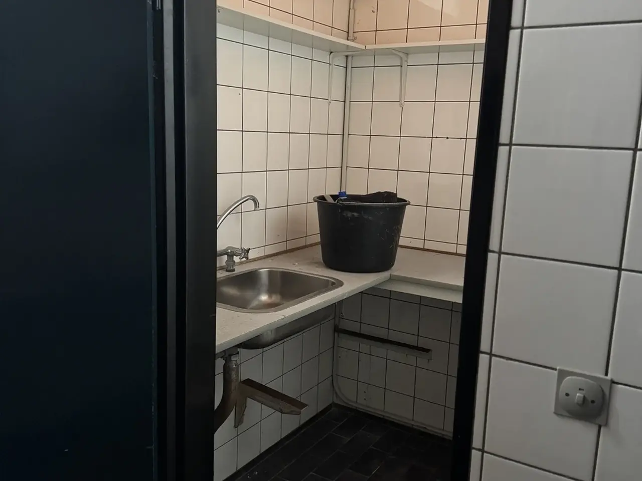 Billede 8 - Lager med mulighed for værksted udlejes.