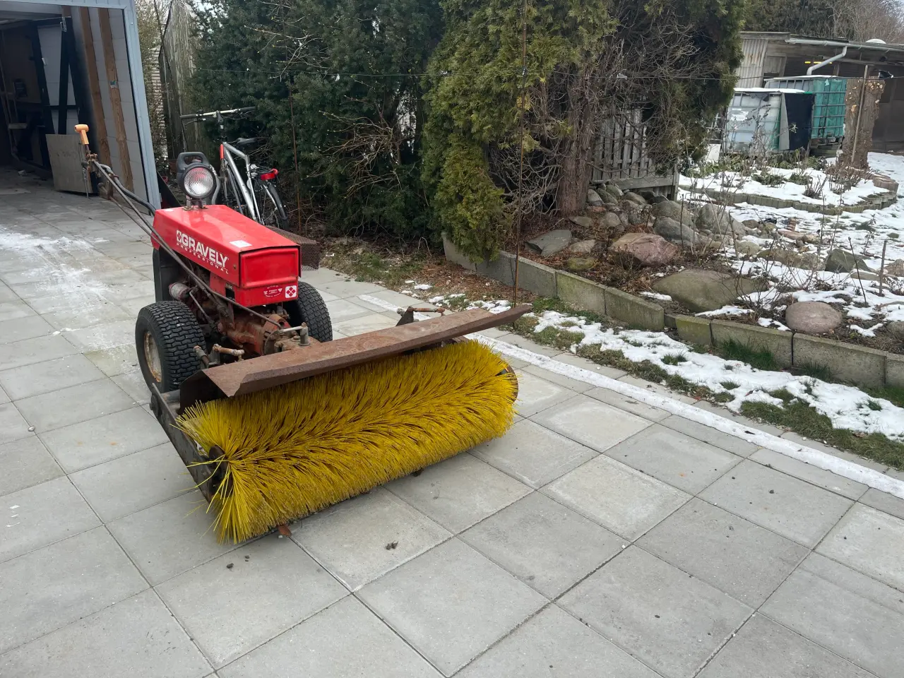 Billede 2 - Gravely fejemaskine 12 hp