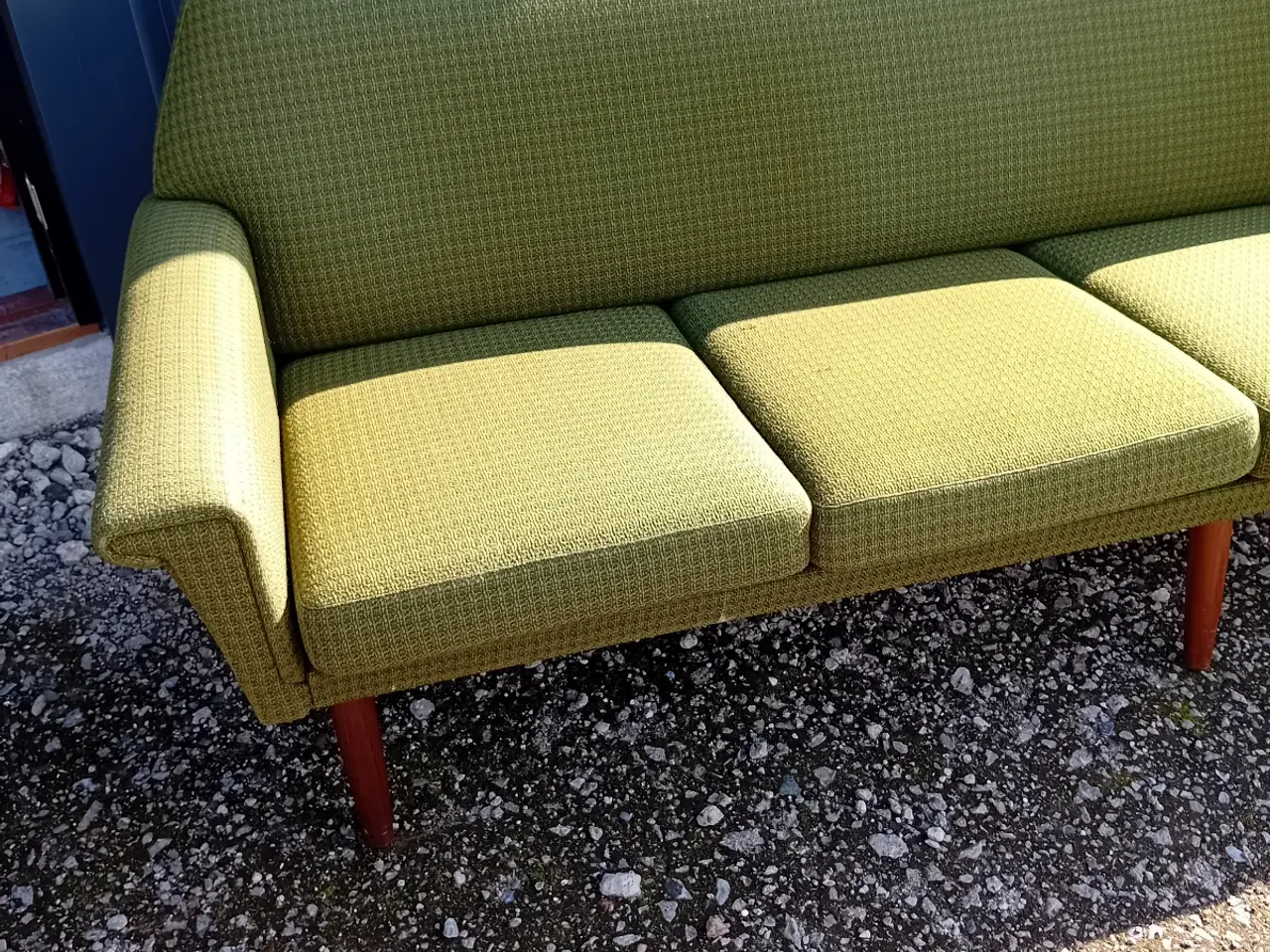Billede 2 - Sofa retro, flot i betrækket.