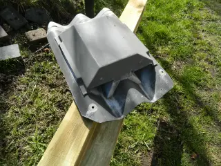 B6 Ventilationshætte til tagflade, sort.