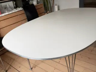 Super ellipsebord Piet Hein