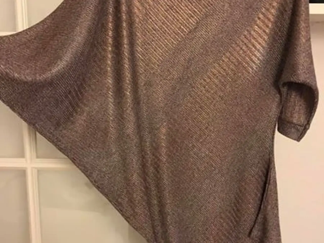 Billede 1 - Bluse. i poncho style.m. kobbertråde.Str: 36