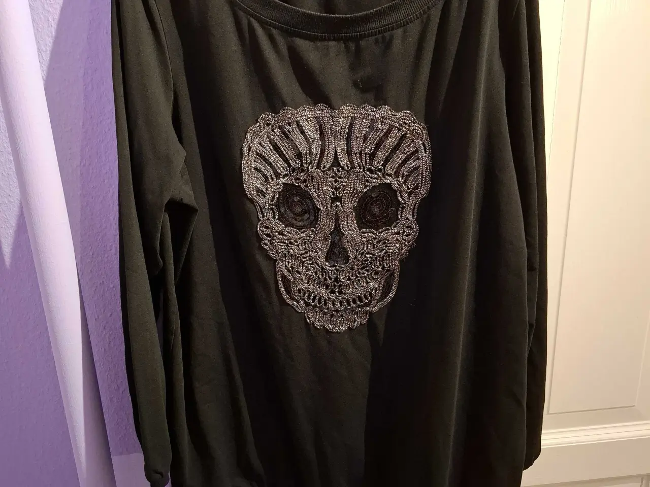 Billede 1 - Sort bluse fra Zizzi medium dødningehoved