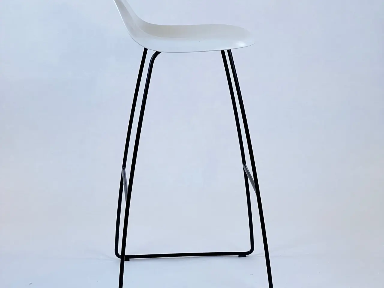 Billede 8 - GUBI 3D Bar Stool Barstol – Hvid med Sort Stel SH 75 cm
