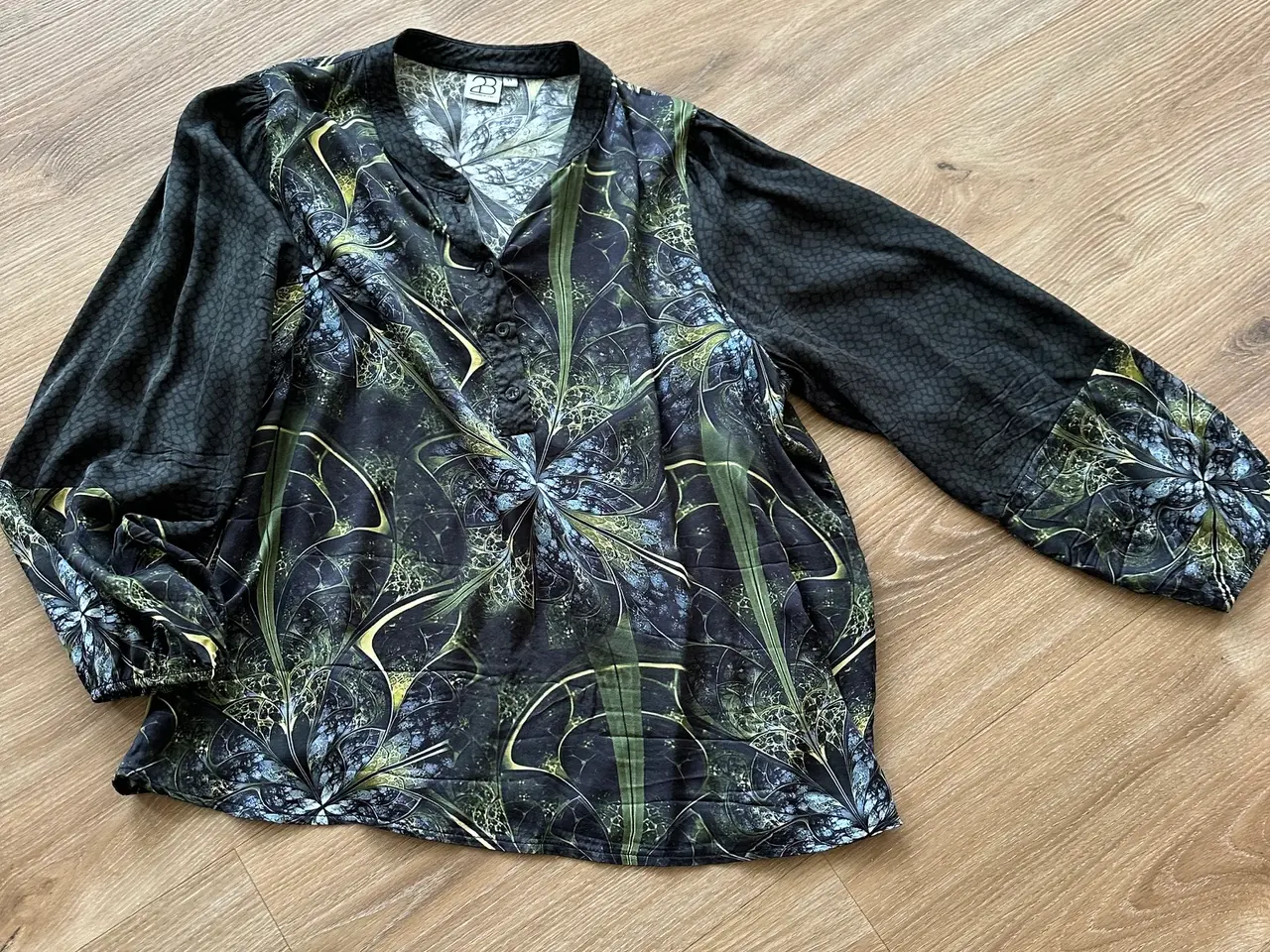 Billede 2 - 2BIZ damebluse med Viscose og silke