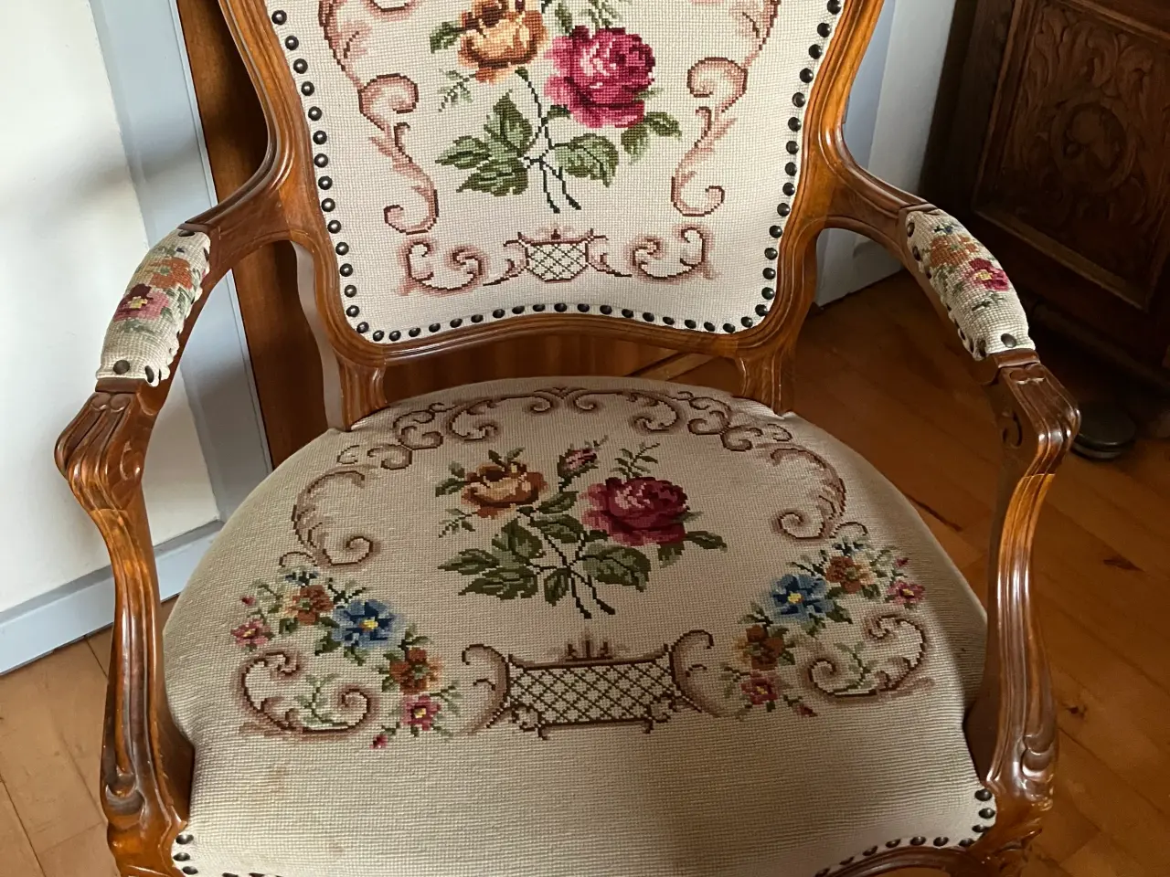Billede 1 - Stol med broderi