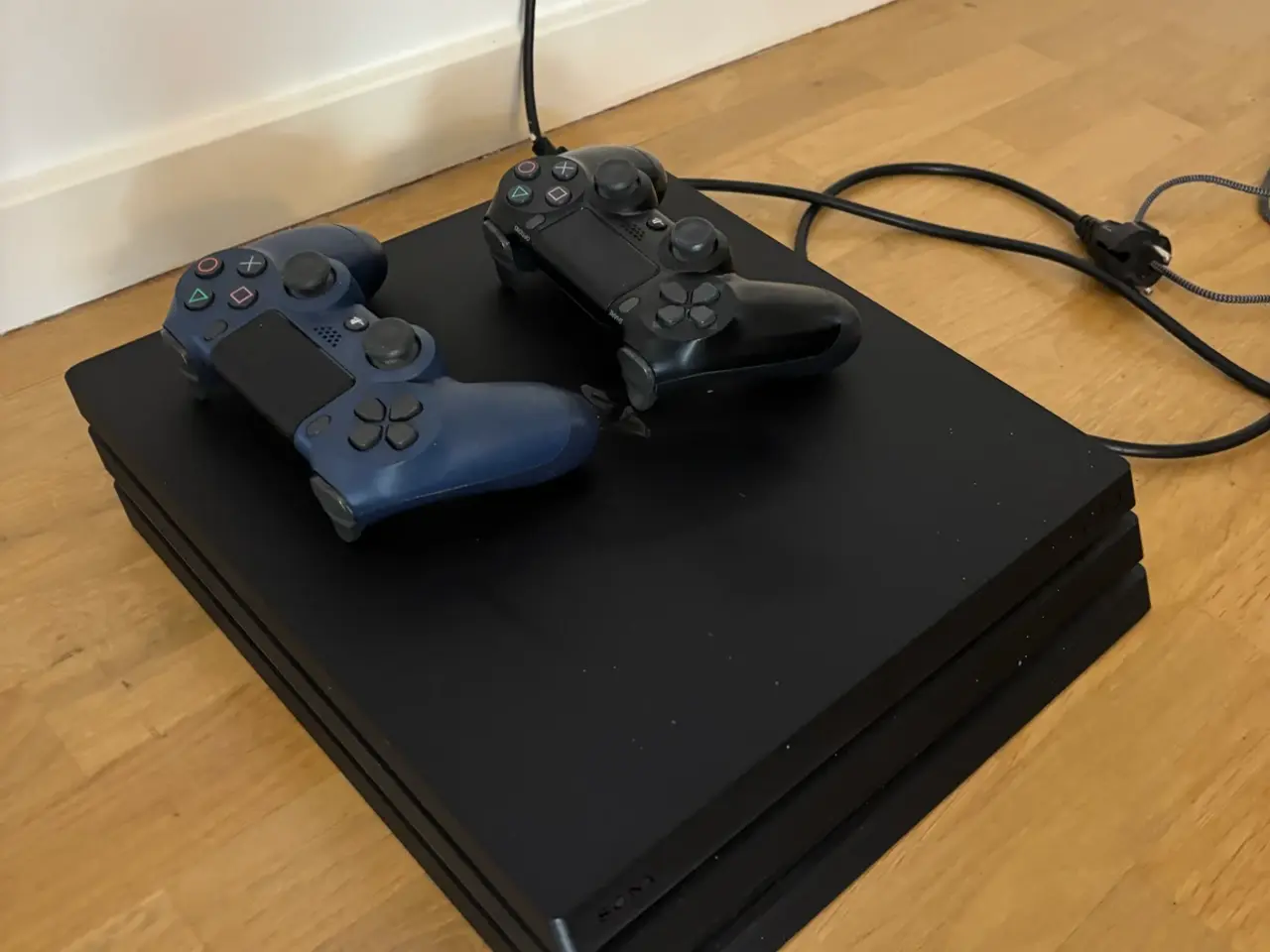 Billede 2 - Playstation 4 med tilhørende controllere