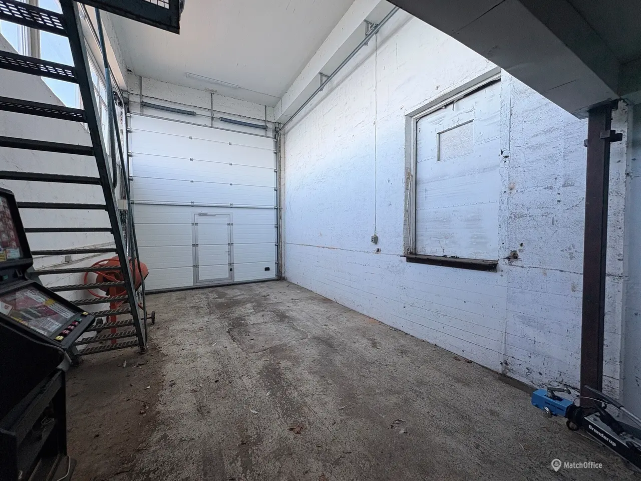 Billede 2 - Delvis højloftet lager på 72 m2