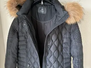 Sort Junge dame, vinterfrakke