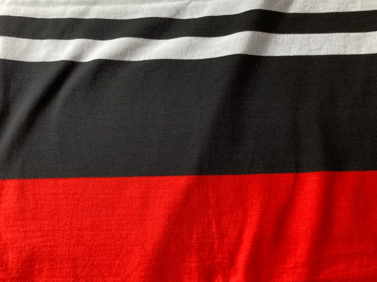 Billede 5 - 2 stk. T-shirt stof, rød-blå-hvid og rød-sort-hvid