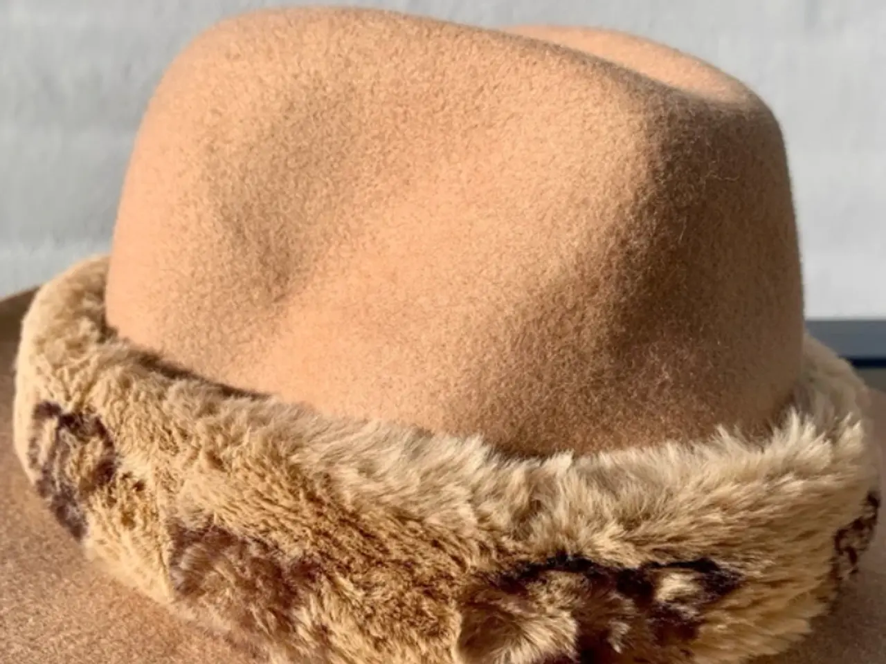 Billede 3 - GUESS 100% uld hat med faux fur