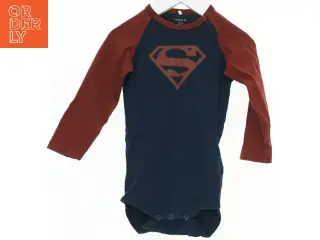 Baby bodystocking med Superman logo fra Name It (str. 86)