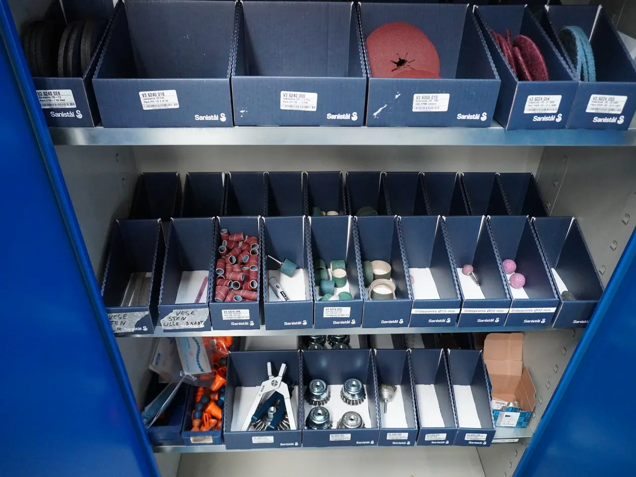 Billede 3 - Diverse slibemateriale I skab