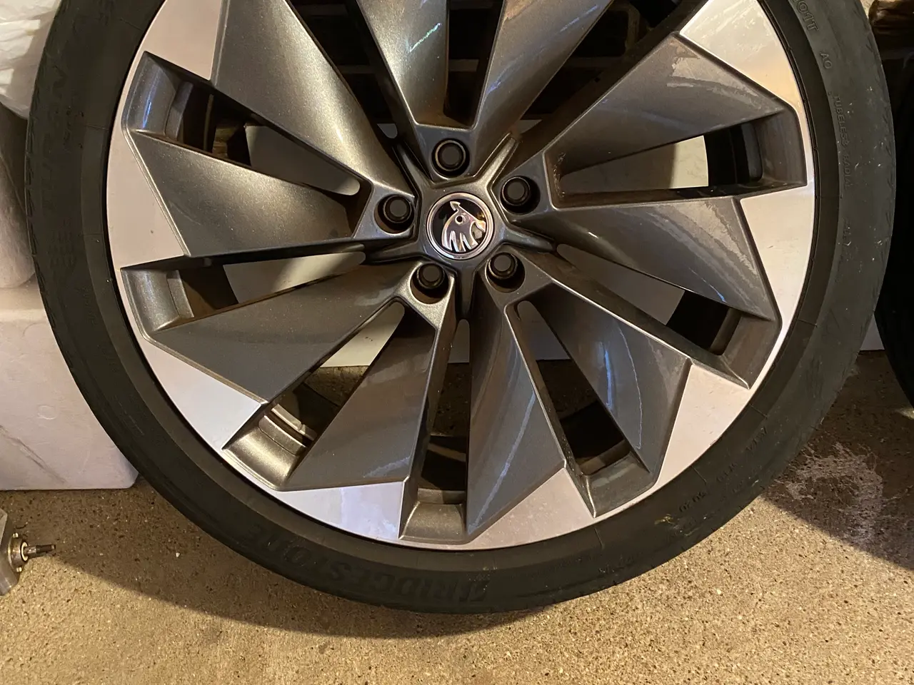 Billede 5 - 21" originale fælge til Skoda Enyaq med sommerdæk