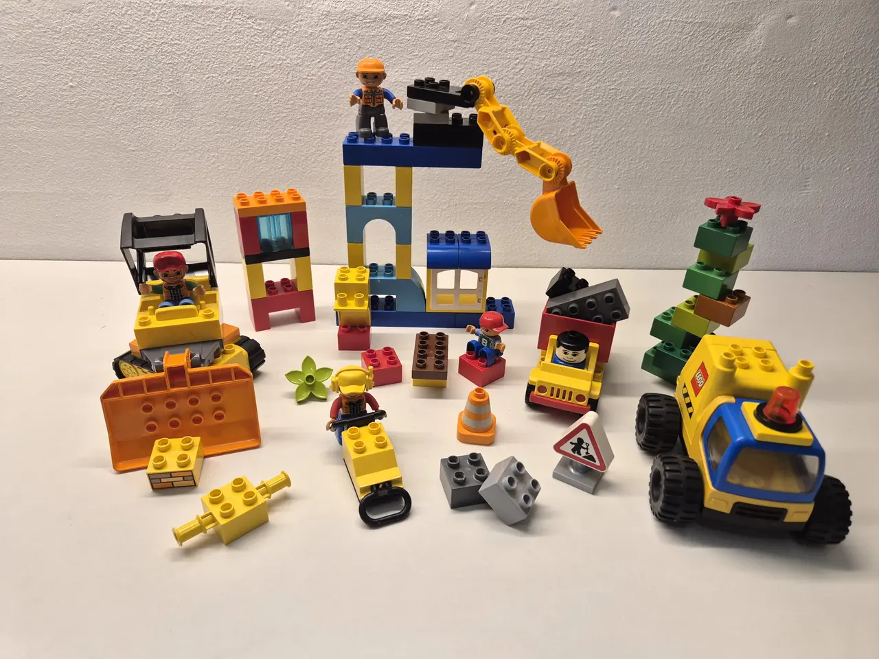 Billede 1 - Duplo Byggeplads, Gravemaskine, Gummiged, Pladevib