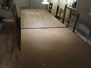 Massiv egetræsbord + 6 stole