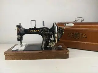 Vesta symaskine i flot stand i aflåselig original 