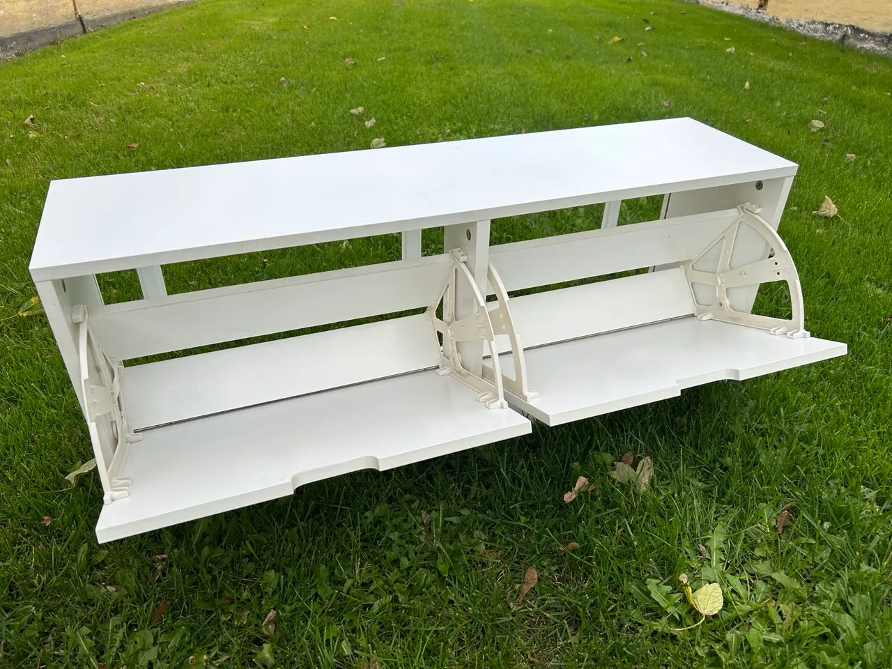 Billede 2 - Hvid skoreol / skoskab med 2 vippeklapper.