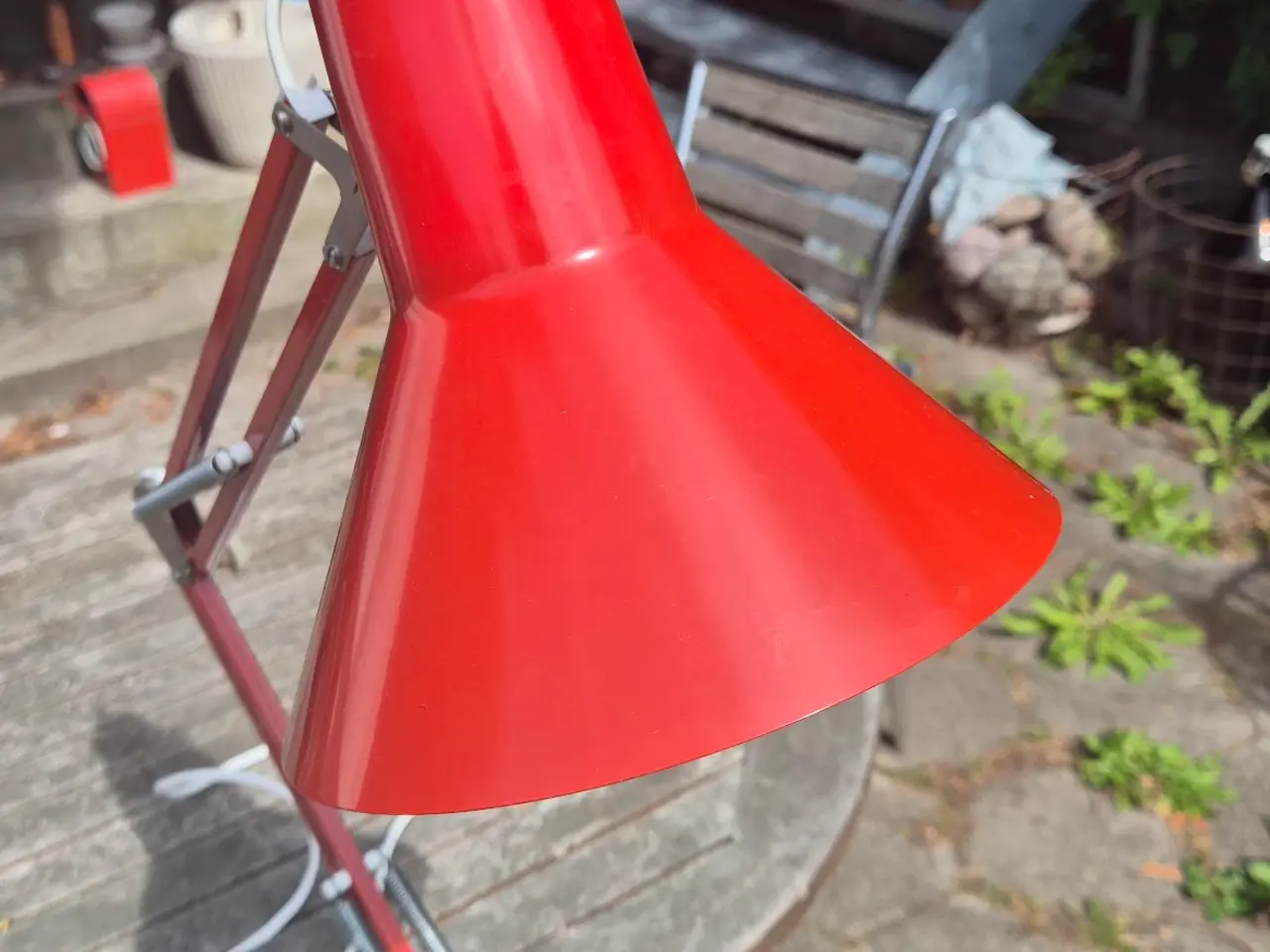Billede 2 - Velholdt rød arkitektlampe i klassisk dansk design