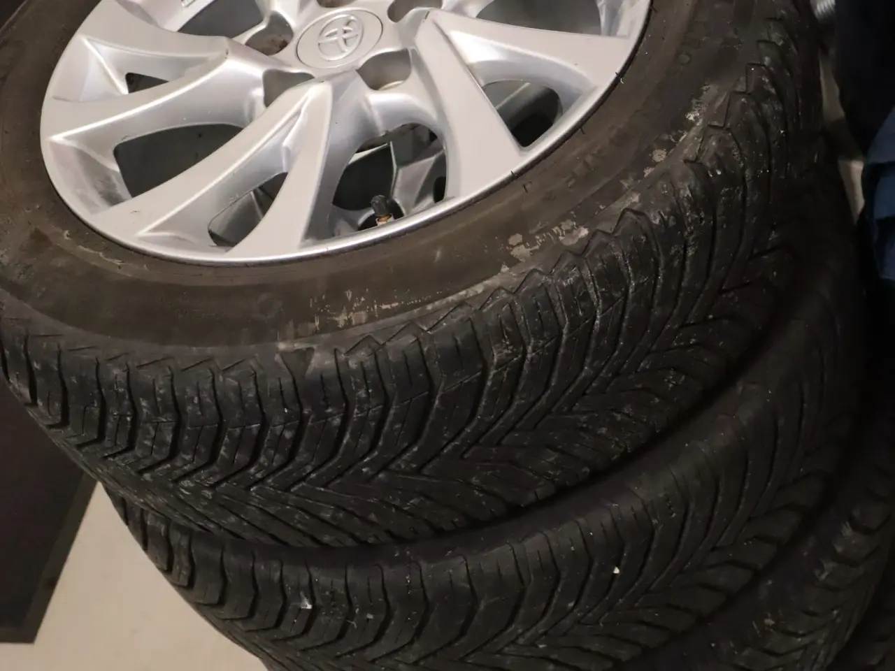 Billede 1 - Toyota Auris alufælge med fine helårsdæk