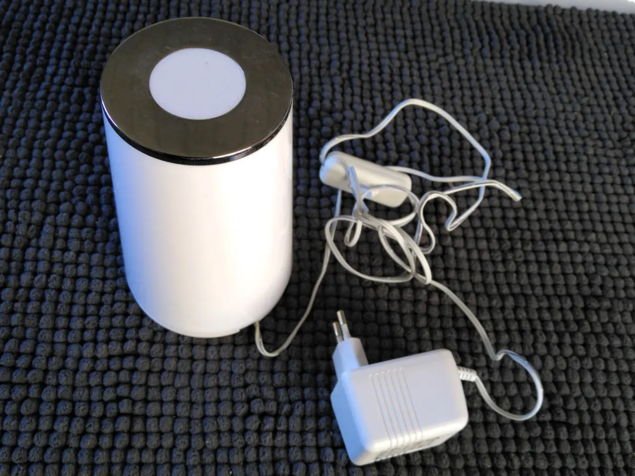 Billede 2 - Flot Herstal bordlampe ”Nadir lampe” Med smukt lys