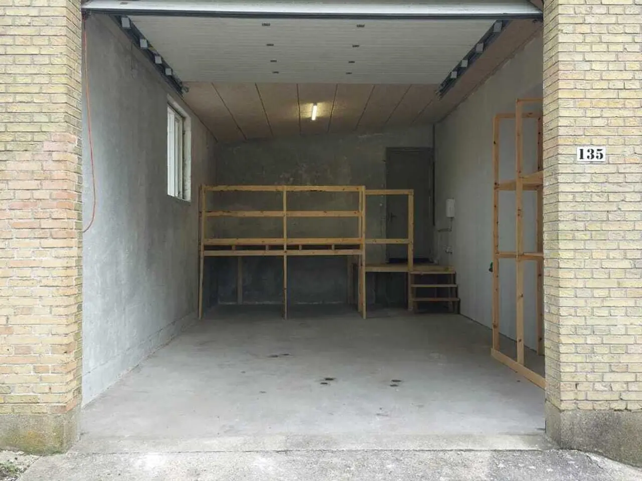 Billede 3 - Attraktiv garage til leje – Perfekt til værksted eller bilhandel