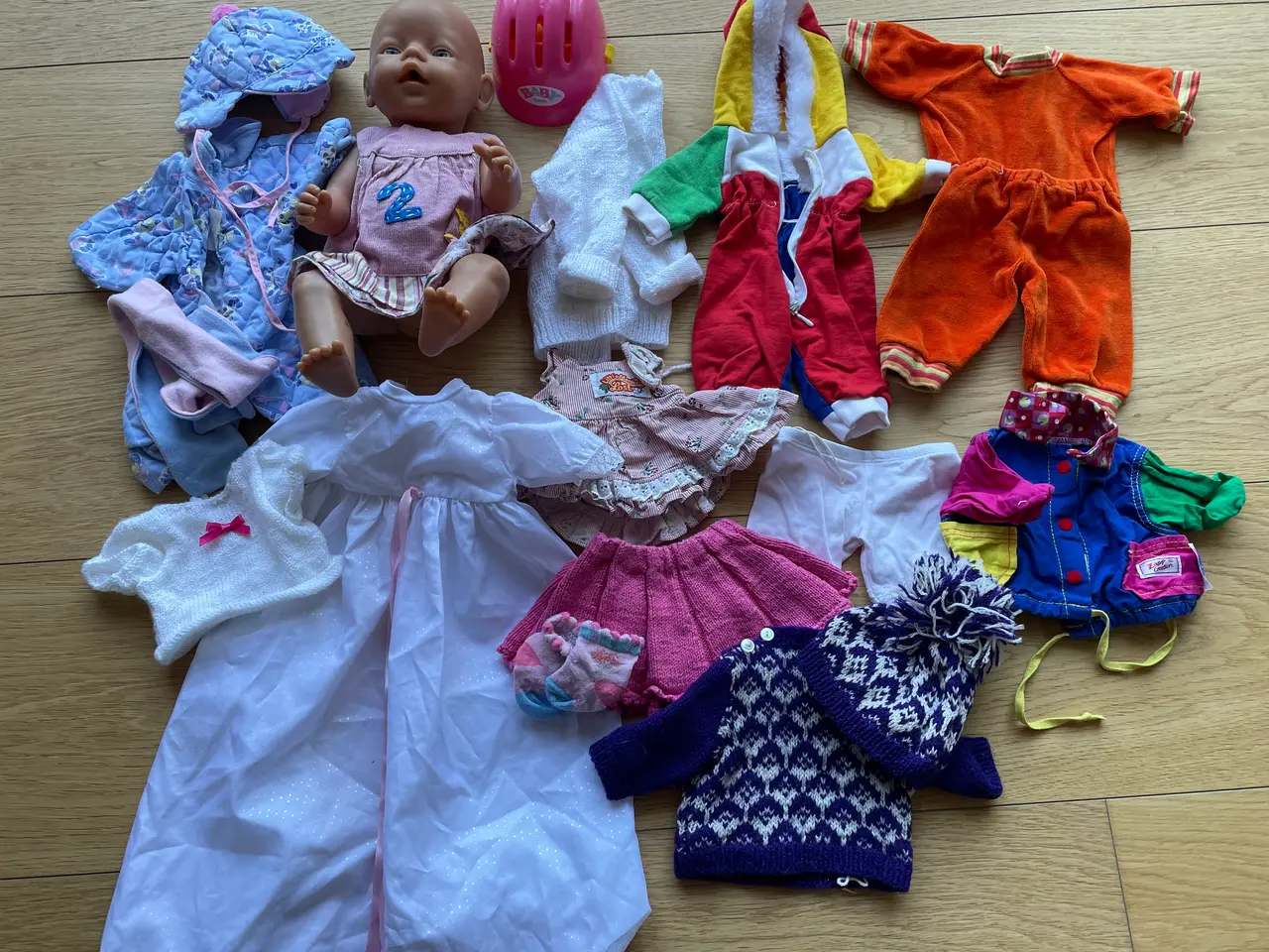 Billede 1 - Baby born dukke med tøj