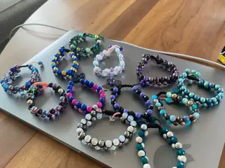 Nye knyttede armbånd