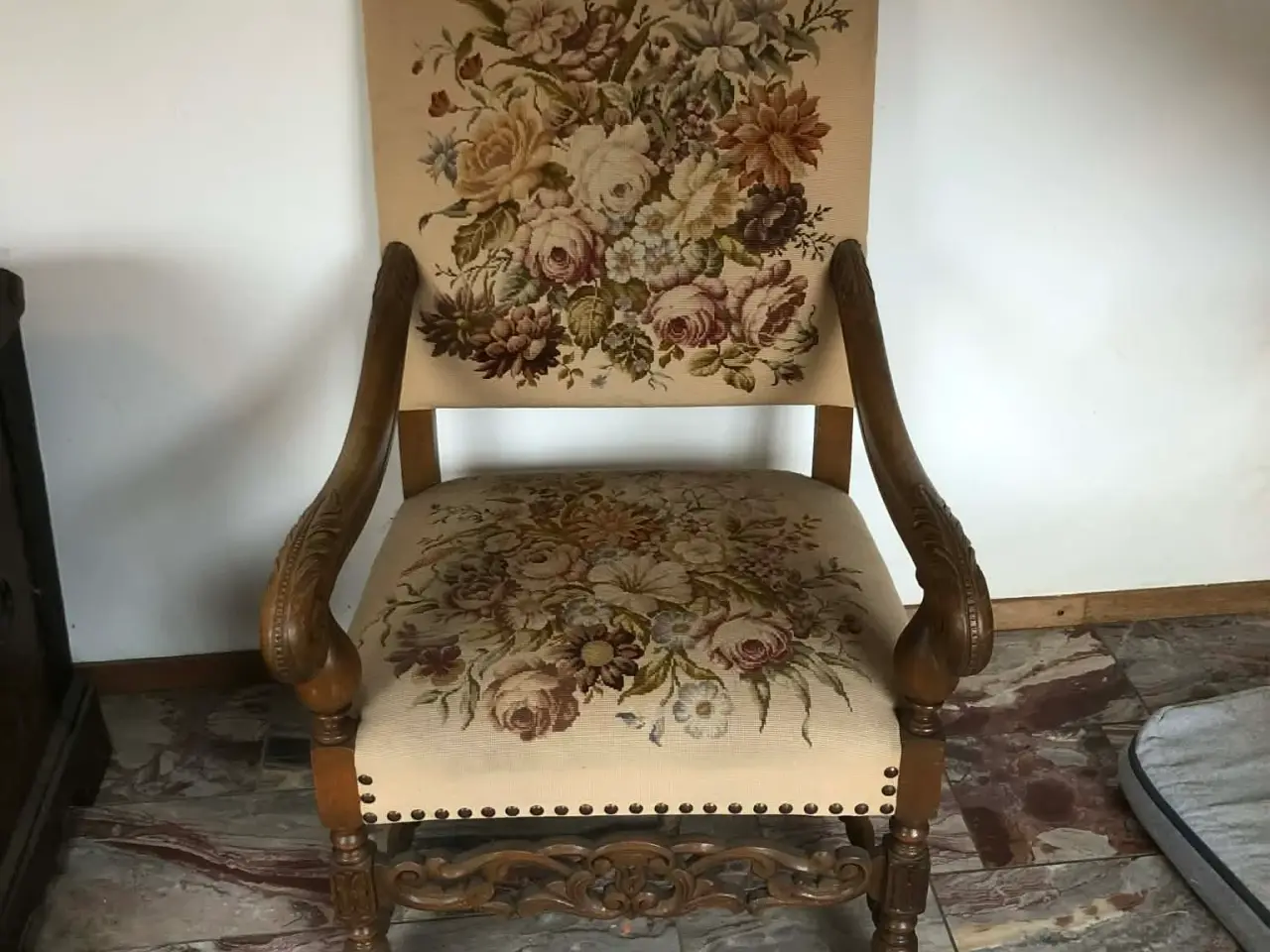 Billede 1 - kongestol med broderi