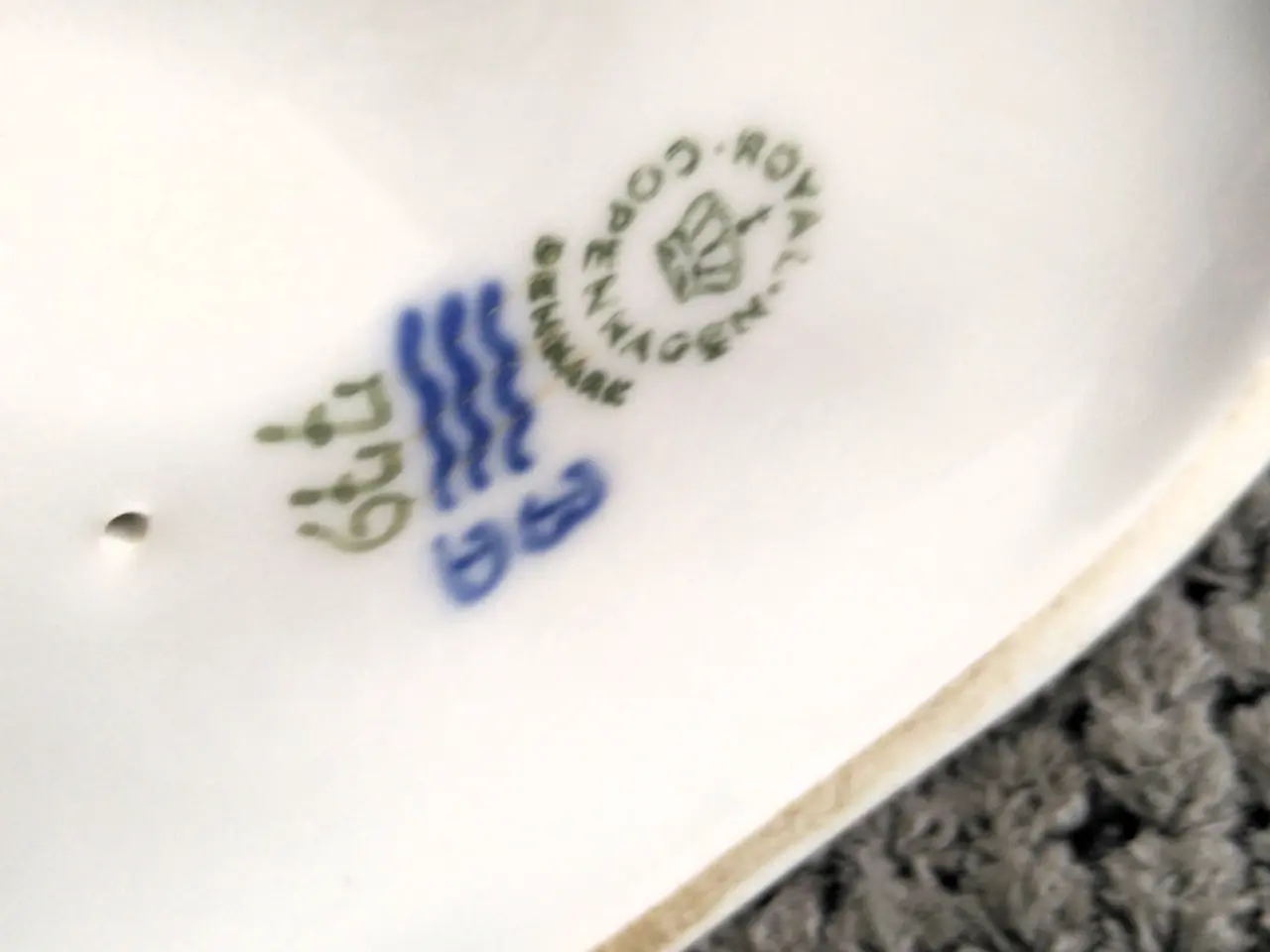 Billede 4 - Royal Copenhagen 779 Porcelæn figur pige med kalv.