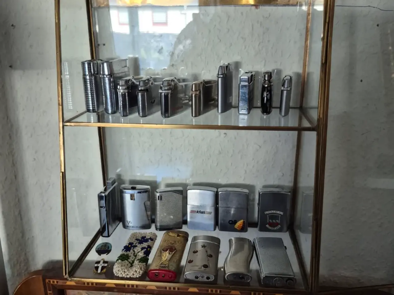 Billede 2 - Samling lightere med vitrine