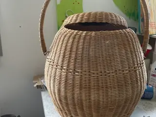 Flet kurv med låg