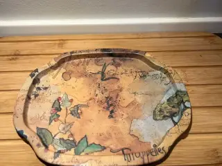 Unik vintage bakke med franske citater og antik ko