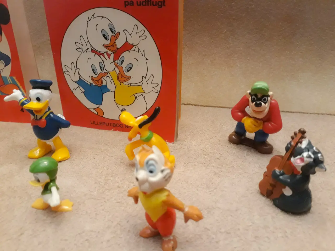 Billede 5 - 18 Disney Figurer, 2 Disneys Bøger