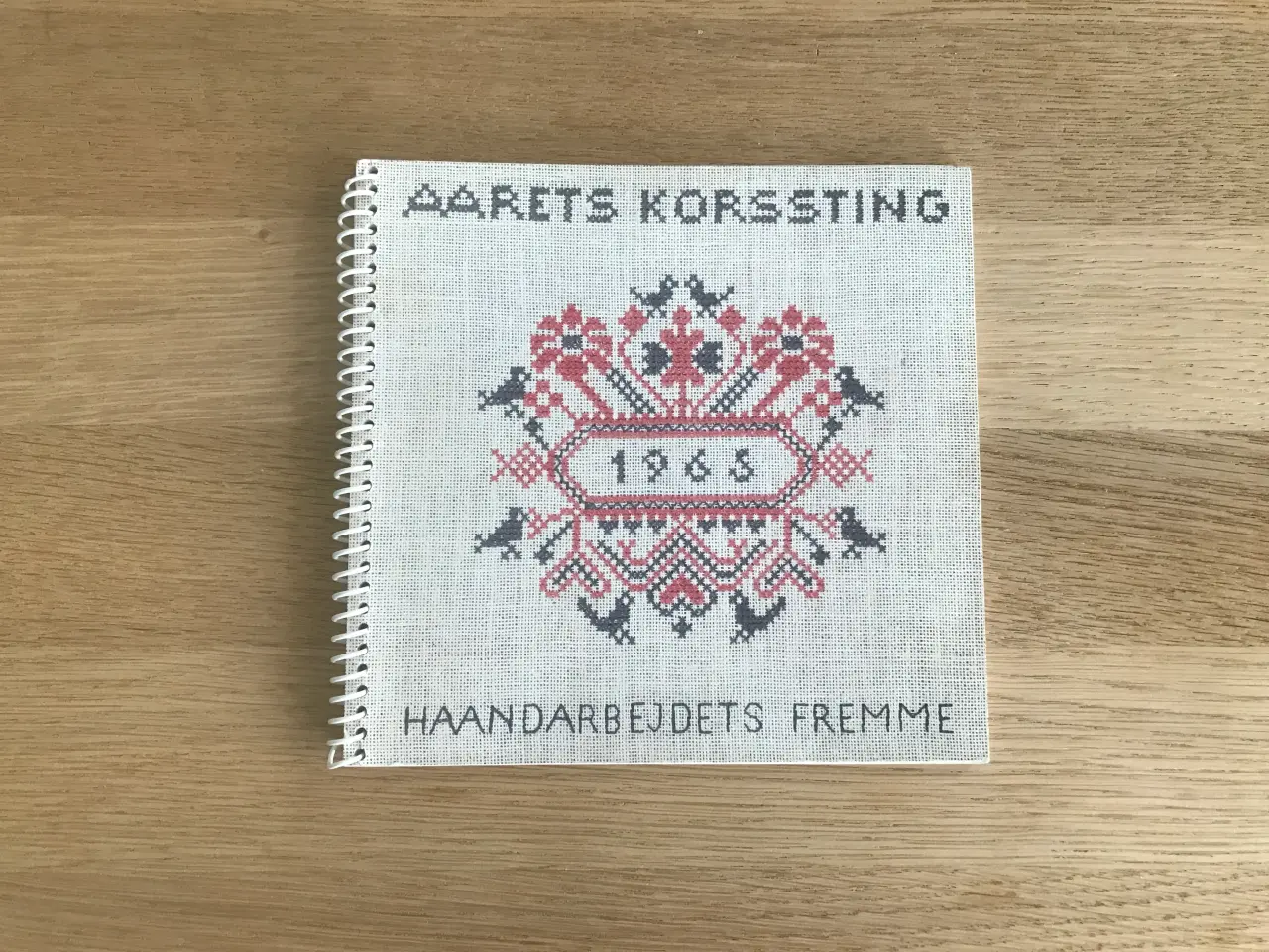 Billede 1 - Aarets Korssting 1965 - Haandarbejdets Fremme