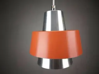 Fin 60ér retro lampe i stål med larkeret skærm.
