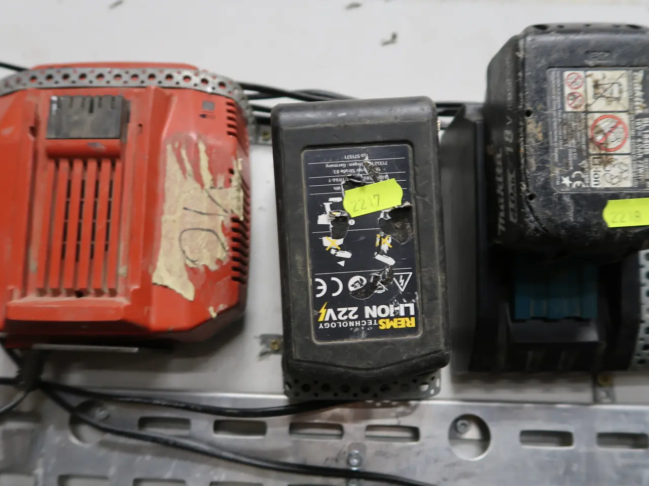 Billede 2 - Batteri og lader REMS
