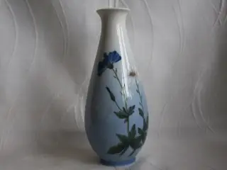 Vase med blå og hvid blomst, RC