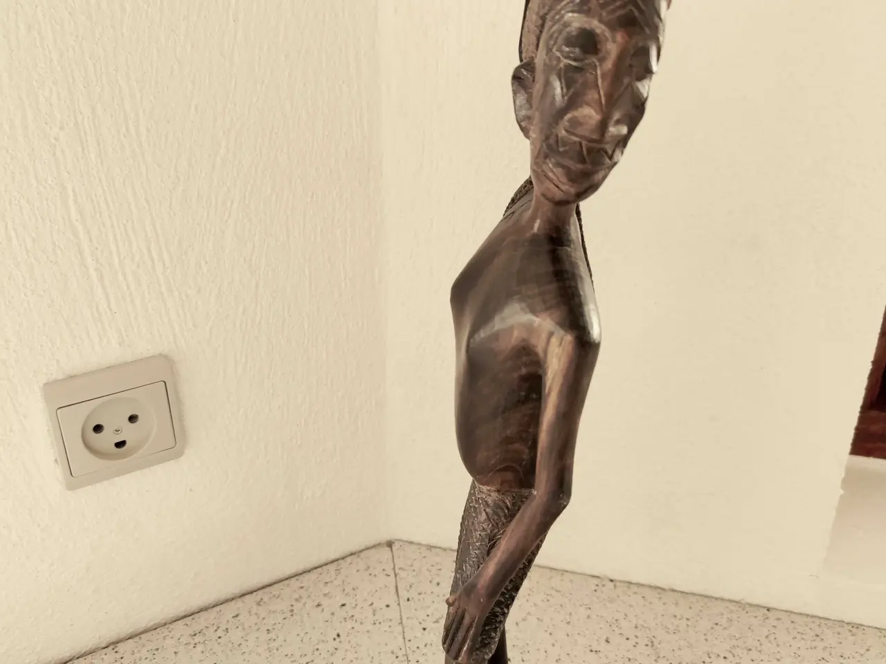 Billede 5 - Flot afrikansk træfigur i mørkt hårdttræ
